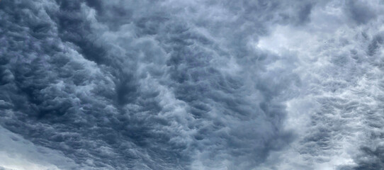 Obraz na płótnie Canvas Dark blue cloudy sky with low clouds