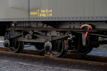 a railway bogie of a narrow gauge railroad waggon. yellow text reads the measurement of wheelbase...