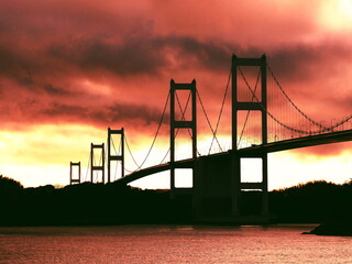 夕焼けで照らされる来島海峡大橋