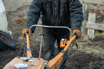 Garden tiller to work, walk-behind tractor