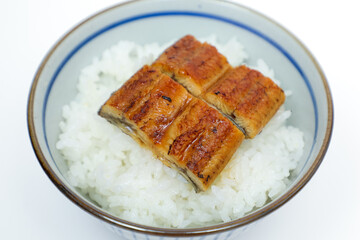 ご飯の上に乗せた鰻
