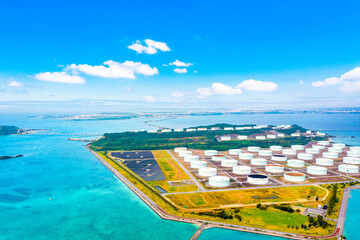沖縄石油基地（沖縄県うるま市）※奥は沖縄本島