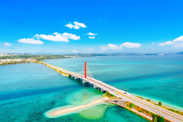 海中道路（沖縄県うるま市）※満潮時、奥は沖縄本島