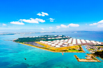 沖縄石油基地（沖縄県うるま市）※奥は沖縄本島	
