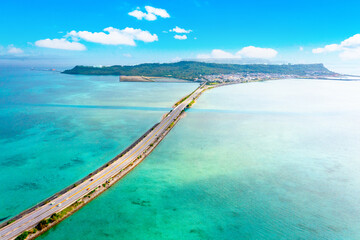 海中道路（沖縄県うるま市）※満潮時、奥は宮城島