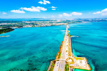 海中道路（沖縄県うるま市）※満潮時、奥は沖縄本島	