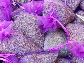 Petits sachets de fleurs de lavande pour parfumer et décorer un intérieur, emballés dans une étoffe mauve