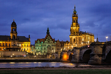 Obraz premium Dresden, Nachtpanorama, Oberlandesgericht, Residenzschloss, Katholische Hofkirche, vlnr., Sachsen, Deutschland < english> Dresden, Saxony, Germany