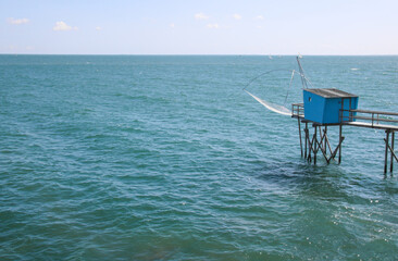 bord de l'océan et cabane de pêche bleue à Pornic