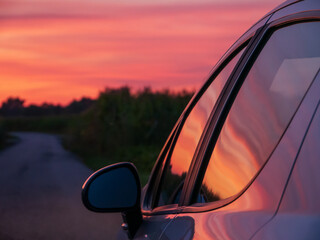 Reflet du ciel rose sur les fenêtres de la voiture