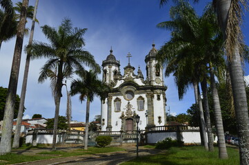 Fototapeta na wymiar Vista dos coqueiros com igreja histórica ao fundo