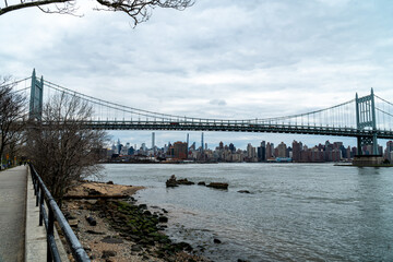 Robert F. Kennedy Bridge - New York, NY and the Manhattan Skyline  - obrazy, fototapety, plakaty