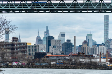 Robert F. Kennedy Bridge - New York, NY and the Manhattan Skyline  - obrazy, fototapety, plakaty