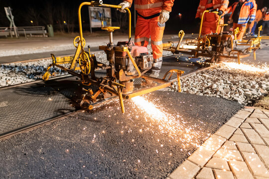 Gleisbauer mit mehreren Schienschleifger&auml;ten hinter einander