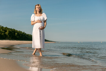 Fototapeta na wymiar Healthy relax on a seashore during pregnancy