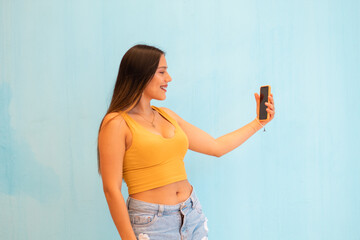 Retrato de una chica alegre y fresca que tiene una videollamada con un amante que sostiene un...