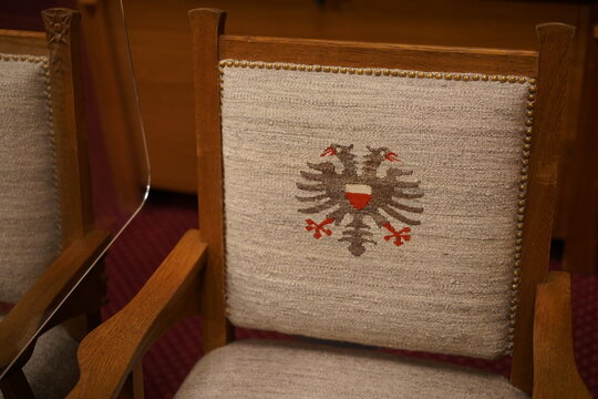 Rathaus L&uuml;beck, B&uuml;rgerschaftssaal, Stuhl mit Doppeladler, Stadtwappen von L&uuml;beck, 26.03.2022