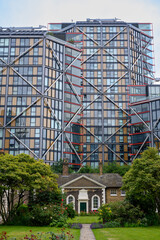 Fototapeta premium Alt gegen neu in London Hopton's Almshouses