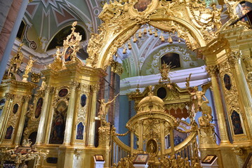 Fototapeta na wymiar Décor baroque de la cathédrale Paul et Pierre de Saint-Pétersbourg, Russie 