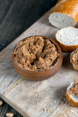 peanut paste with pieces of peanuts and white baguette