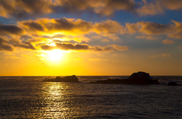 Fototapeta na wymiar Golden summer sunset over the ocean