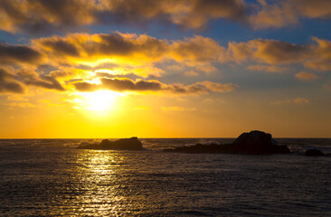 Fototapeta premium Golden summer sunset over the ocean