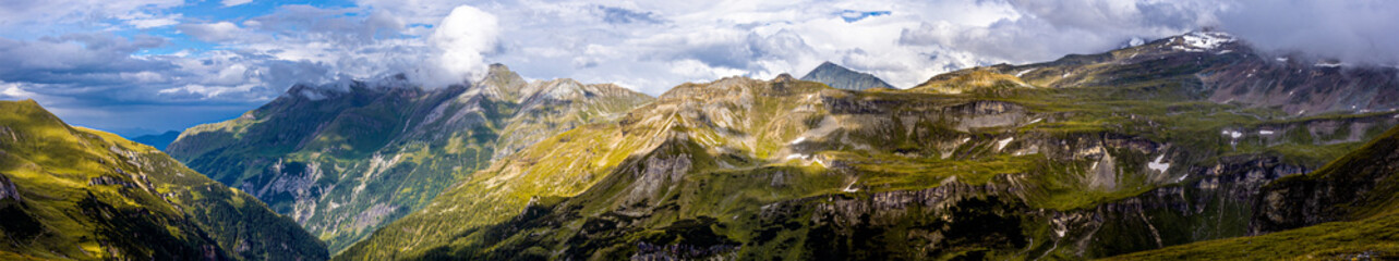 Obraz na płótnie Canvas Panoramic view from Grossglockner High Alpine Road in Austria