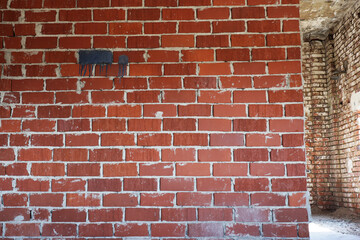 Fototapeta premium Mur zbudowany z czerwonej cegły w starym budynku przemysłowym.