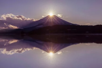 Photo sur Plexiglas Mont Fuji Fuji Diamond. Fuji diamond at Lake Yamanakako in winter season. Diamond Fuji is the name given to the view of the setting sun meeting the summit of Mt. Fuji