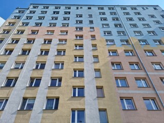 Kolorowe Stare komunistyczne bloki z wielkiej płyty w europie wschodniej.