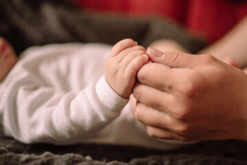 Ручка младенца в маминой руке 