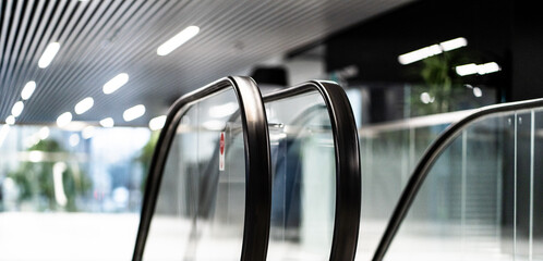 Schody ruchome w biurowcu © BlackMediaHouse