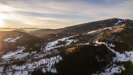 Pilsko - szczyt w Beskidzie Żywieckim - pierwszy śnieg - krajobraz i panorama z drona