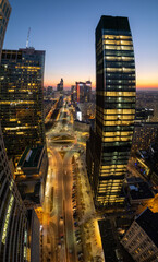 Warszawa, wieżowce nocą, zdjęcia z drona, zachód słońca