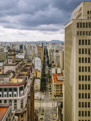 Região central de São Paulo, conhecida como centro velho de São Paulo, com edifícios, arranha céus, ruas e avenidas.