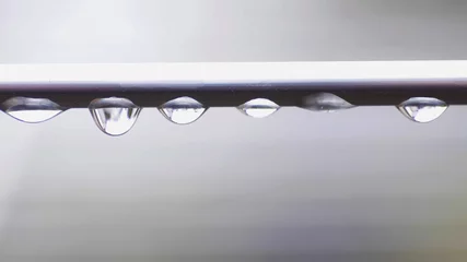 Fototapeten gouttes d'eau sur une tige horizontale en aluminium © stef44