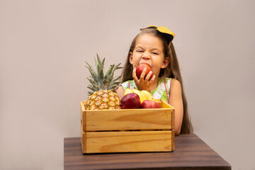 niña feliz disfrutando comiendo a mordidas una rica y jugosa manzana alimento comida rojo mordiendo fruta tropical - obrazy, fototapety, plakaty