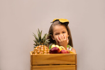 niña feliz disfrutando comiendo a mordidas una rica y jugosa manzana alimento comida rojo mordiendo fruta tropical - obrazy, fototapety, plakaty