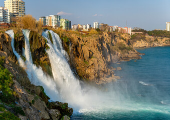Obraz premium Turkey - Antalya Duden Waterfall. The place where the waterfall spills into the sea, the Düdenbaşı waterfall