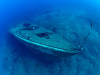 scuba divers exploring shipwreck scenery underwater ship wreck deep blue water ocean scenery of metal underwater