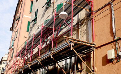 Scaffolding with alarm circuits on the facade of a residential building