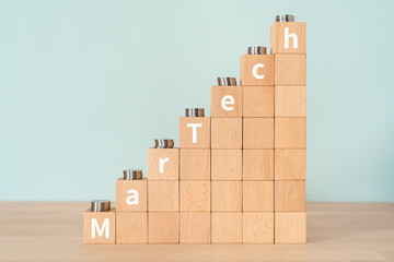 マーテックのイメージ｜「MarTech」と書かれた積み木とコイン