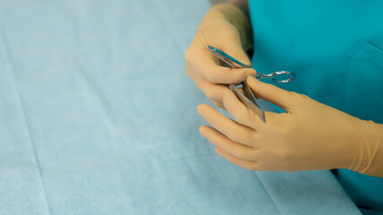 手術の準備をする外科医