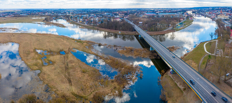Gorz&oacute;w Wielkopolski, widok z lotu ptaka na Most Lubuski nad rzeką Warta