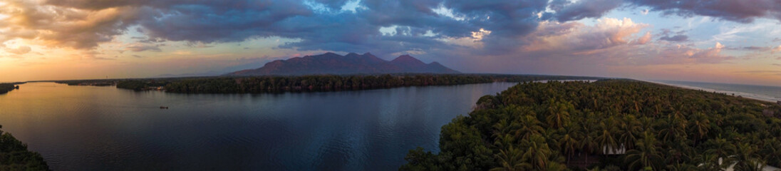 Atardecer de un estero en panorama