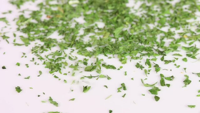 乾燥パセリを振りかける