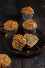 Muffin pisang oat. Banana oat muffins topping with grated cheese.