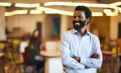 Obraz premium I did well for myself. Shot of a confident businessman working in a modern office.