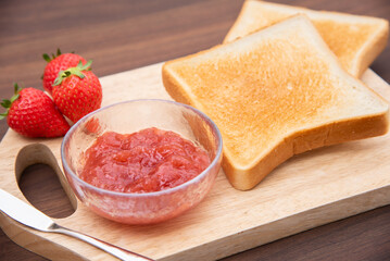 手作りのいちごジャムとトースト