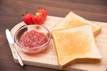 手作りのいちごジャムとトースト